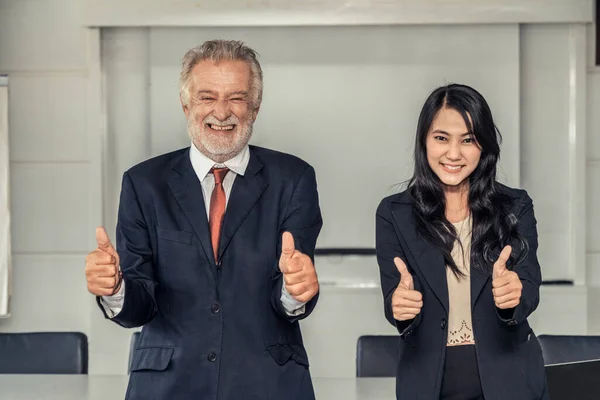 Gerente executiva sênior e jovem empresária. — Fotografia de Stock