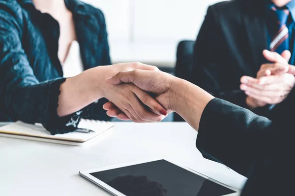 Geschäftsleute per Handschlag im Amt. — Stockfoto