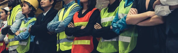 Grande grupo de trabalhadores da fábrica que estão juntos no armazém ou armazém — Fotografia de Stock