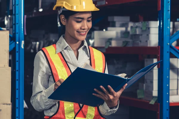 Depoda çalışan kadın bir depo işçisi.