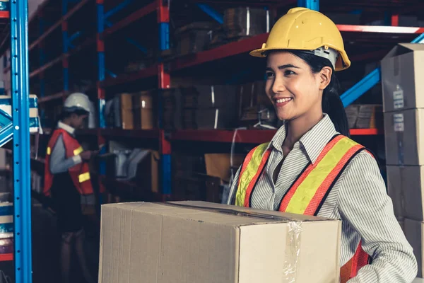 Vrouwelijke magazijnmedewerker in het magazijn — Stockfoto