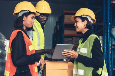 Depoda birlikte çalışan bir depo işçisi.