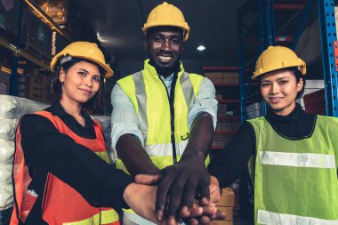 Depodaki mutlu depo çalışanının portresi.