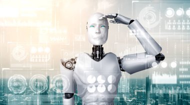 Büyük veri kavramını gösteren hologram ekranına bakan insansı yapay zeka robotu