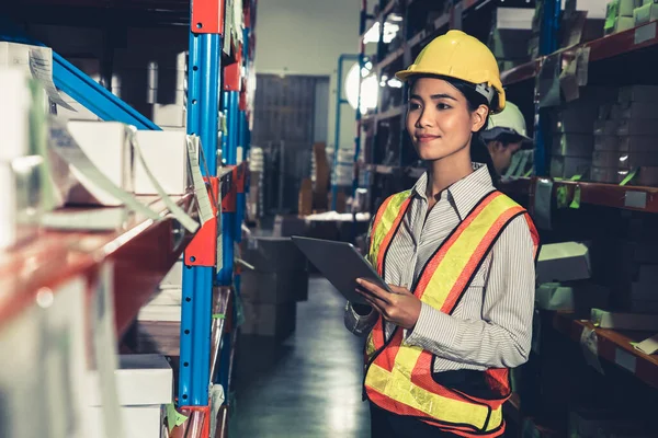 Ouvrière d'entrepôt travaillant à l'entrepôt — Photo