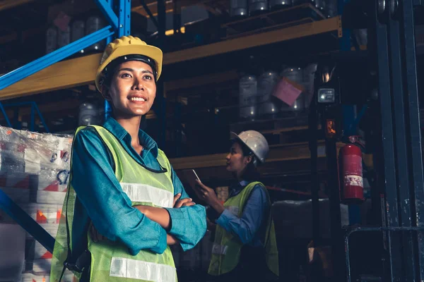 Portrait de jeune femme ouvrière d'entrepôt souriant dans l'entrepôt — Photo