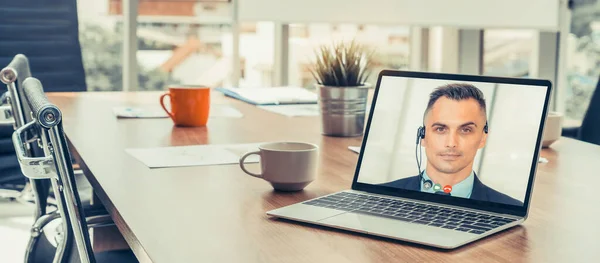 Videollamada reunión de gente de negocios en el lugar de trabajo virtual u oficina remota —  Fotos de Stock