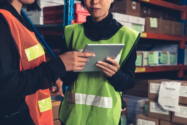 Depoda çalışan kadın bir depo işçisi.