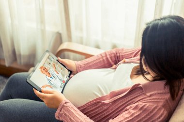 Hamile bir kadınla doğum öncesi bakım için doktor teletıp hizmeti videosu.