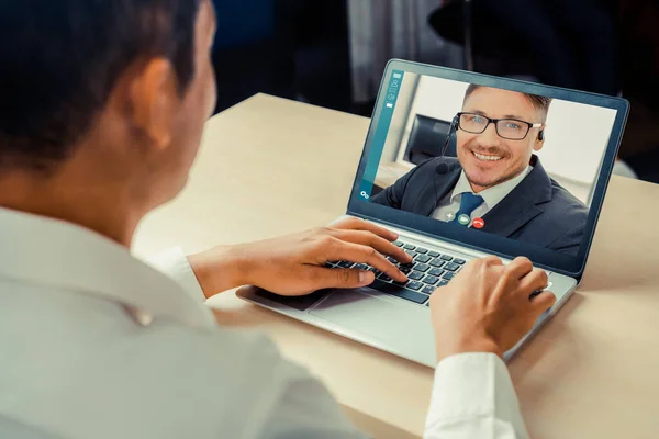 Video call orang-orang bisnis bertemu di tempat kerja virtual atau kantor remote — Stok Foto