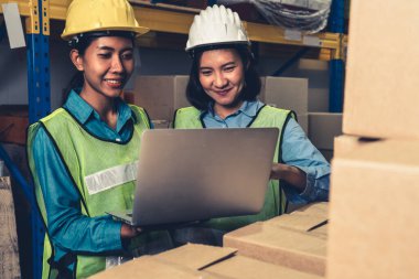 Depoda çalışan kadın bir depo işçisi.