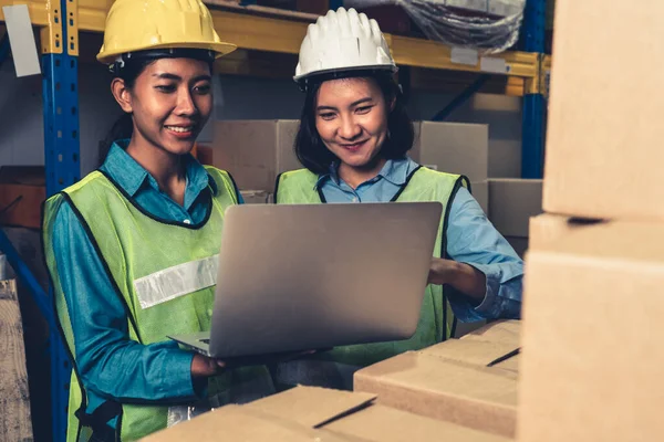 Depoda çalışan kadın bir depo işçisi.