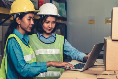 Depoda çalışan kadın bir depo işçisi.