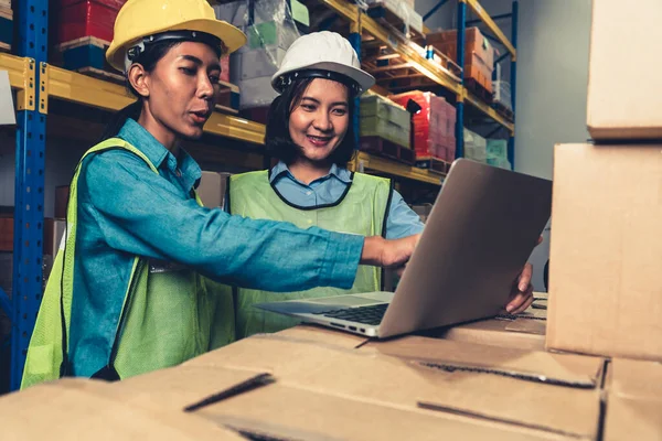 Female warehouse worker working at the storehouse — Stock Photo, Image