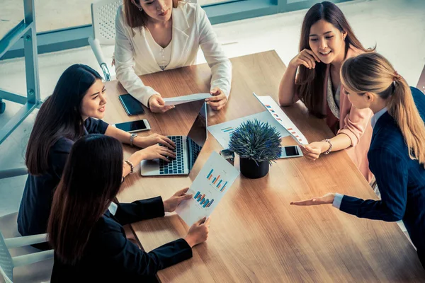 Bizneswoman in Meeting, Laptop Komputer na stole — Zdjęcie stockowe