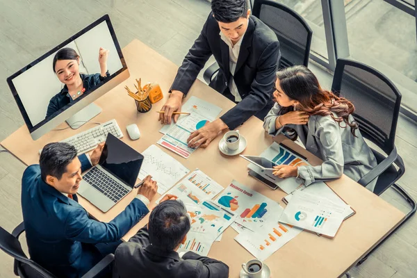 Video chiamata di gruppo uomini d'affari si incontrano sul posto di lavoro virtuale o in ufficio remoto — Foto Stock