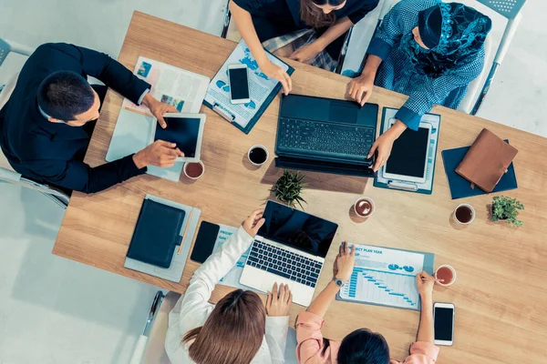 Pessoas de negócios em reunião de grupo na sala de escritório. — Fotografia de Stock