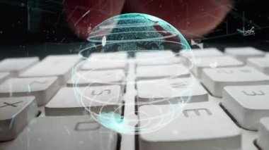 İş verilerinin analitik modernizasyonunun grafiği üzerinde çalışan adam