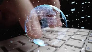 Matematik kodlama modernizasyonunun grafiğiyle çalışan adam