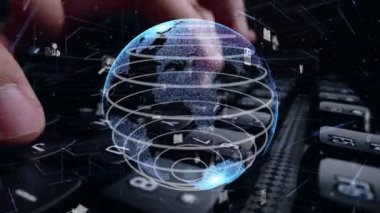 İnternet ağı modernizasyonu grafikli bilgisayar klavyesi üzerinde çalışan adam