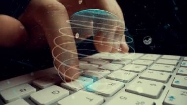 İş verilerinin analitik modernizasyonunun grafiği üzerinde çalışan adam