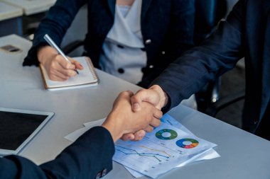 İş adamlarının el sıkışma anlaşması.