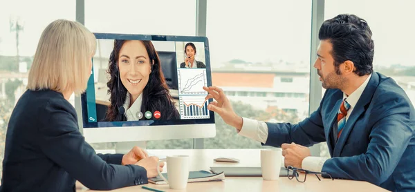 Grupo de videollamadas: reunión de empresarios en un lugar de trabajo virtual u oficina remota — Foto de Stock