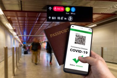 Gezgin COVID 19 aşı durumunu göstermek için aşı pasaport sertifikasına sahip.