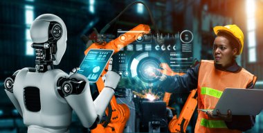 Mekanize endüstri robotu ve insan işçileri gelecekteki fabrikada birlikte çalışıyorlar.