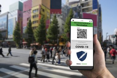 Gezgin COVID 19 aşı durumunu göstermek için aşı pasaport sertifikasına sahip.