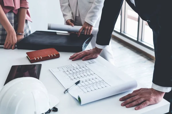 Arquiteto e engenheiro trabalhando com desenho. — Fotografia de Stock