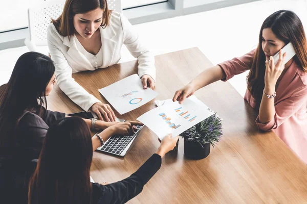 Bizneswoman in Meeting, Laptop Komputer na stole — Zdjęcie stockowe