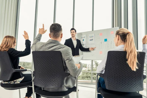 Empresarias y empresarios en reunión de grupo. — Foto de Stock