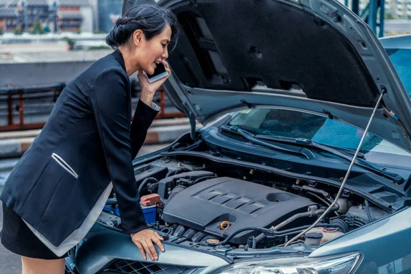 Mujer cuyo coche avería llamada para el servicio de reparación. —  Fotos de Stock