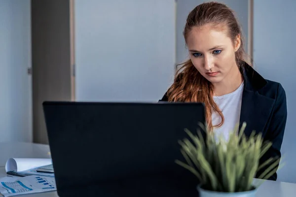 Young businesswoman using laptop computer. — Stock Photo, Image