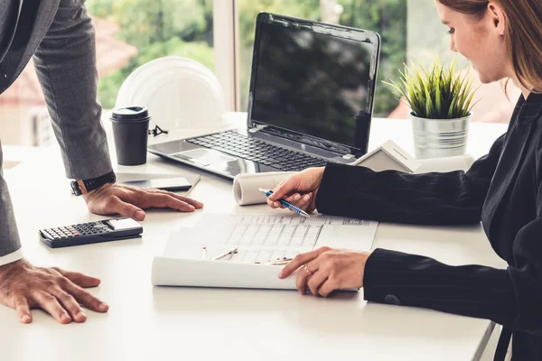 Arquitecto e ingeniero trabajando con dibujo. — Foto de Stock