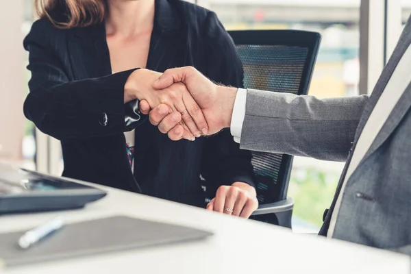 Zakenman handdruk zakenvrouw in functie. — Stockfoto