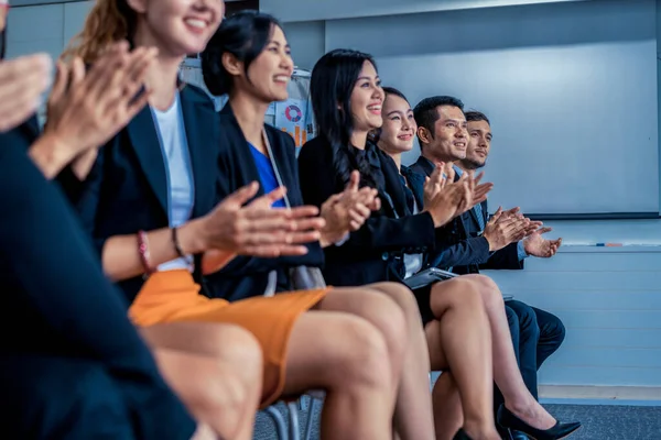 Zakenmensen en zakenvrouwen vieren succes. — Stockfoto