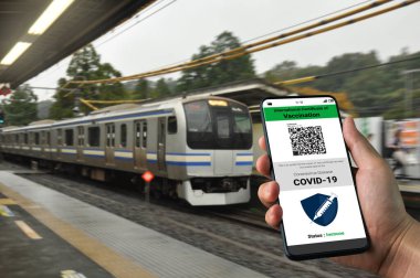 Gezgin COVID 19 aşı durumunu göstermek için aşı pasaport sertifikasına sahip.