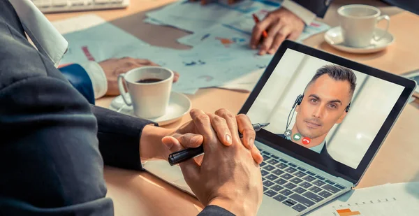 Videogespreksgroep zakenmensen ontmoeten elkaar op virtuele werkplek of kantoor op afstand — Stockfoto