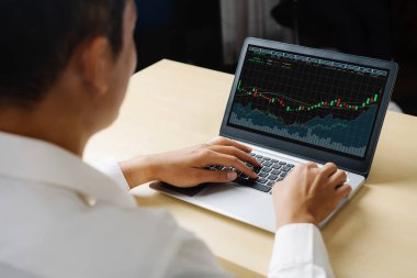 Yaratıcı bilgisayar yazılımı ile teknolojiyi analiz eden iş görsel verileri