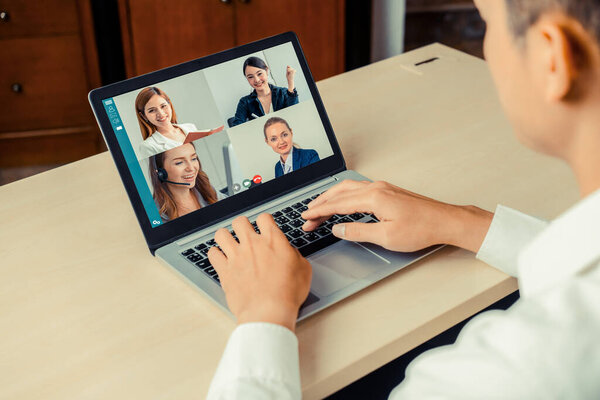Встреча деловых людей по видеосвязи на виртуальном рабочем месте или в удаленном офисе