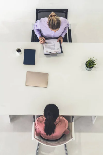 Duas jovens empresárias se reúnem para entrevista. — Fotografia de Stock