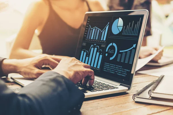 Yaratıcı bilgisayar yazılımı ile teknolojiyi analiz eden iş görsel verileri