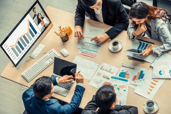 Video chiamata di gruppo uomini d'affari si incontrano sul posto di lavoro virtuale o in ufficio remoto — Foto Stock