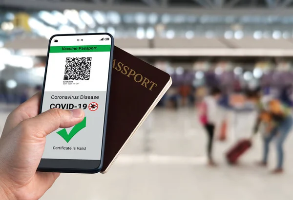 旅行者は、ワクチンパスポート証明書を保持しているCOVID 19ワクチン接種状況 — ストック写真