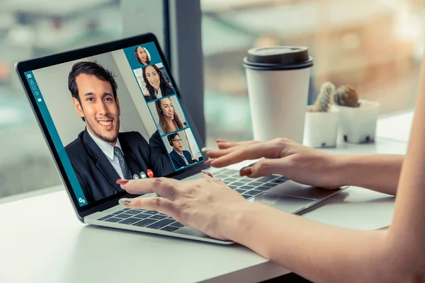 Réunion des gens d'affaires par vidéoconférence sur un lieu de travail virtuel ou un bureau distant — Photo