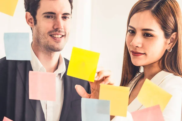 Kreative asiatische Geschäftsfrau in Meeting-Workshop. — Stockfoto