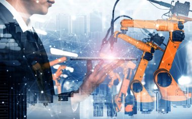 Mekanize endüstri robotu kolu ve fabrika işçisi çift pozlama