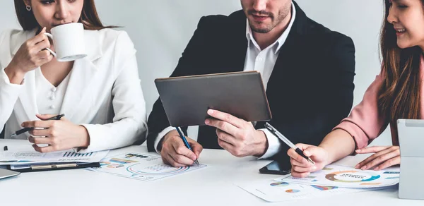 Empresário e empresárias que trabalham no escritório. — Fotografia de Stock